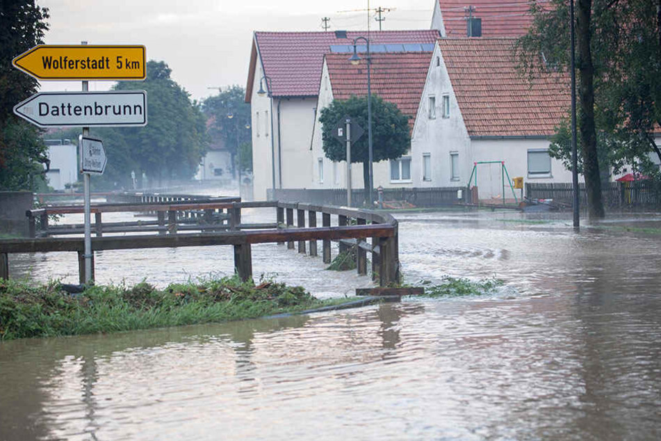Das Wasser stand in den Straßen von Otting.