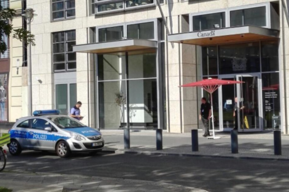 Inzwischen wurde Entwarnung gegeben, ein Polizeiautos steht aber noch vor dem Gebäude.
