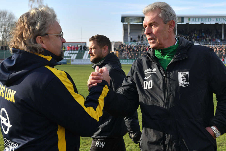 Trainer unter sich: Loks Heiko Scholz (r.) und Chemies Dietmar Demuth beim obligatorischen Hand-Shake beim Pokalspiel.