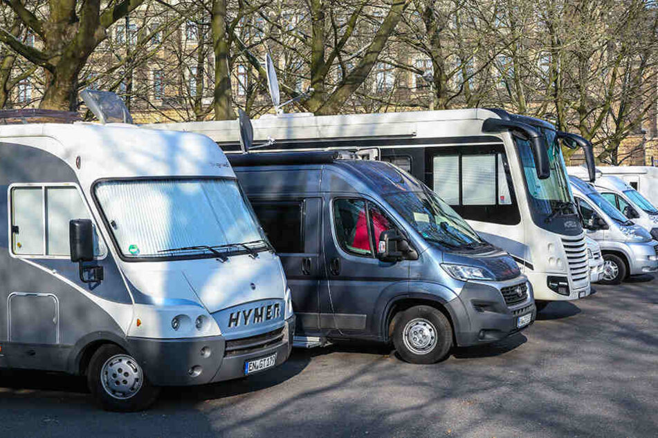 Der Stellplatz neben dem Finanzministerium bietet Platz für etwa 40 Mobile.