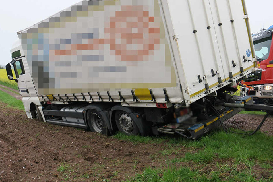 Die Feuerwehr sicherte den Lkw mit Spanngurten und Schlaufen.