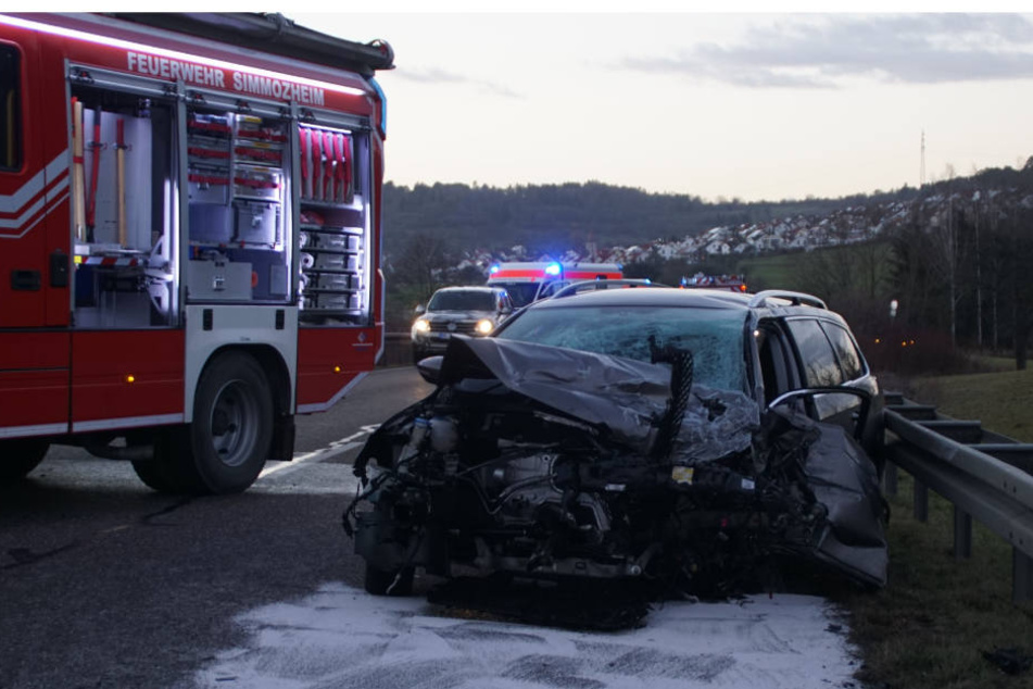 Der Auto-Fahrer geriet aus unbekannten Gründen in den Gegenverkehr.