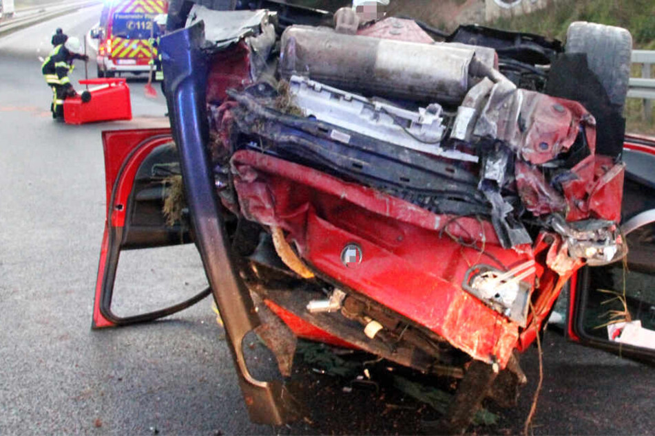 Der Fahrer des Wagens musste von der Feuerwehr aus dem Autowrack befreit werden.