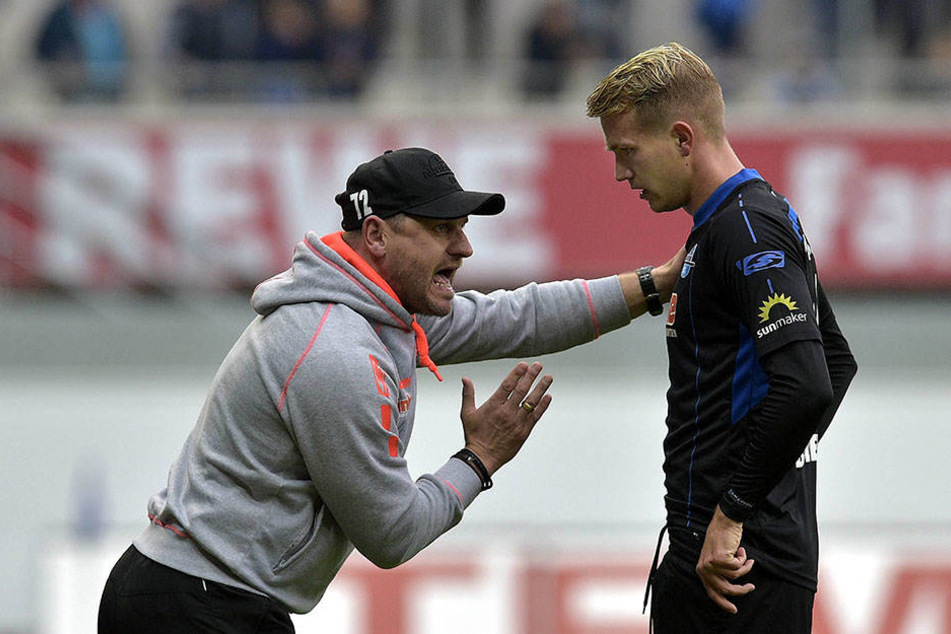 Lukas Boeder hört aufmerksam zu, was Trainer Steffen Baumgart (l.) ihm sagt.