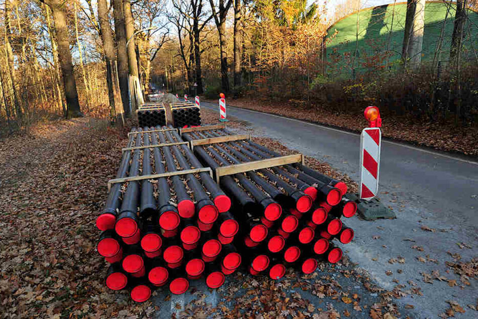 Die Kabelschutzrohre in der Forststraße überwintern - weil die Stromtrasse Zeisigwald erst 2019 fertig wird.