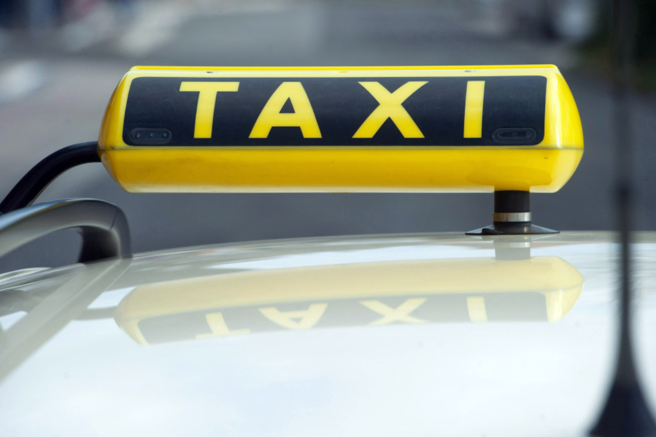 Der Taxifahrer wurde mit Reizgas attackiert und zu Boden gestoßen, dann hauten die Räuber mit seinem Auto ab.