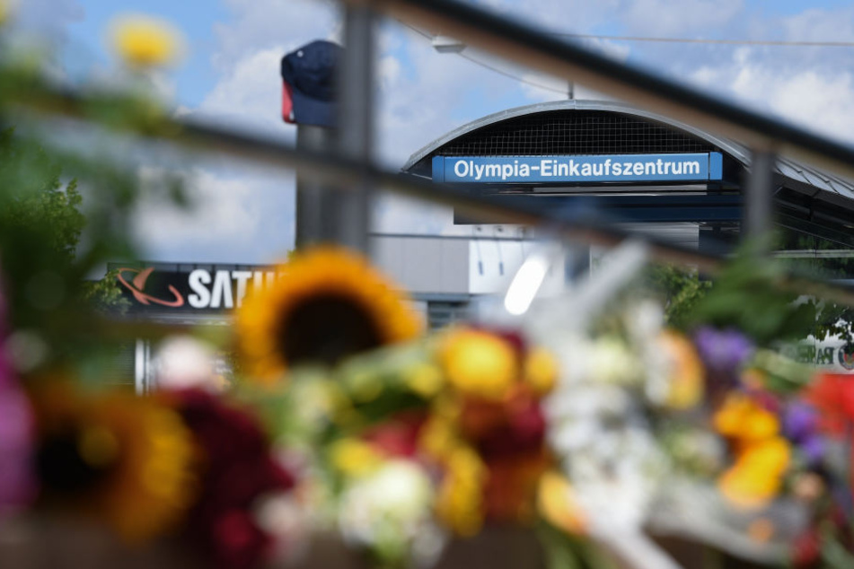 Blumen und Kerzen am OEZ zwei Tage nach der Schiesserei im Jahr 2016.