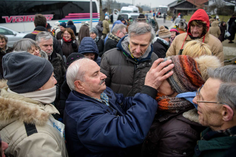 Salvatore Caputa (M), selbsternannter Seher aus Italien, segnet nach seiner angeblichen Erscheinung der Heiligen Maria vor der St.-Laurentius-Kapelle seine Anhänger.