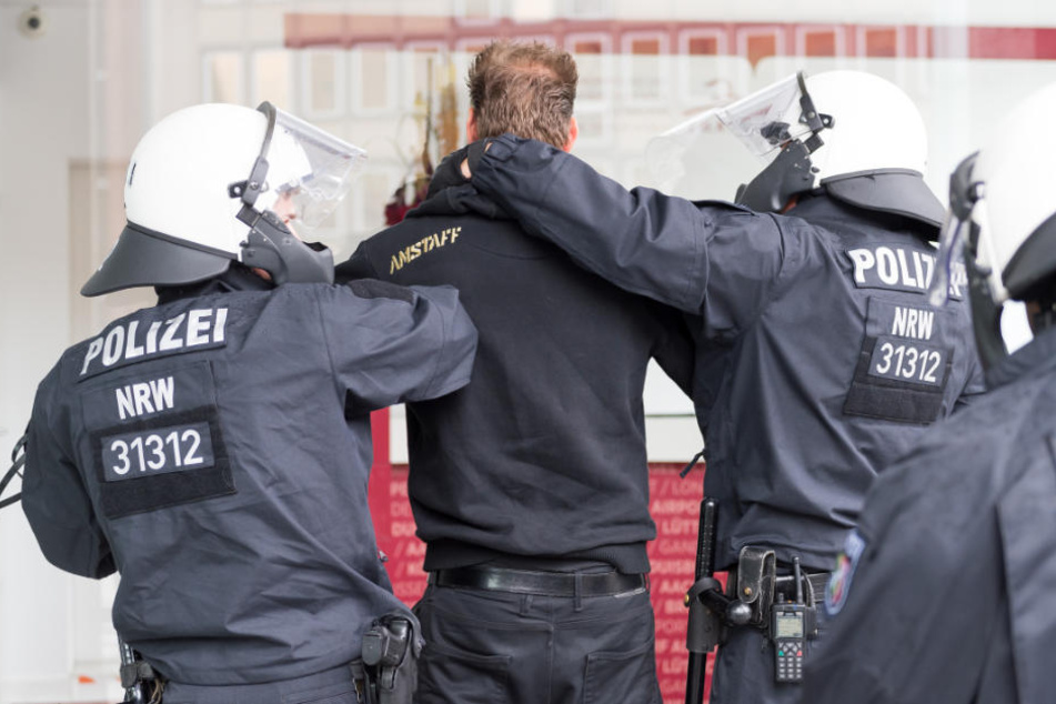 Zwei Linksextreme wurden von der Polizei vorläufig festgenommen. (Symbolbild)