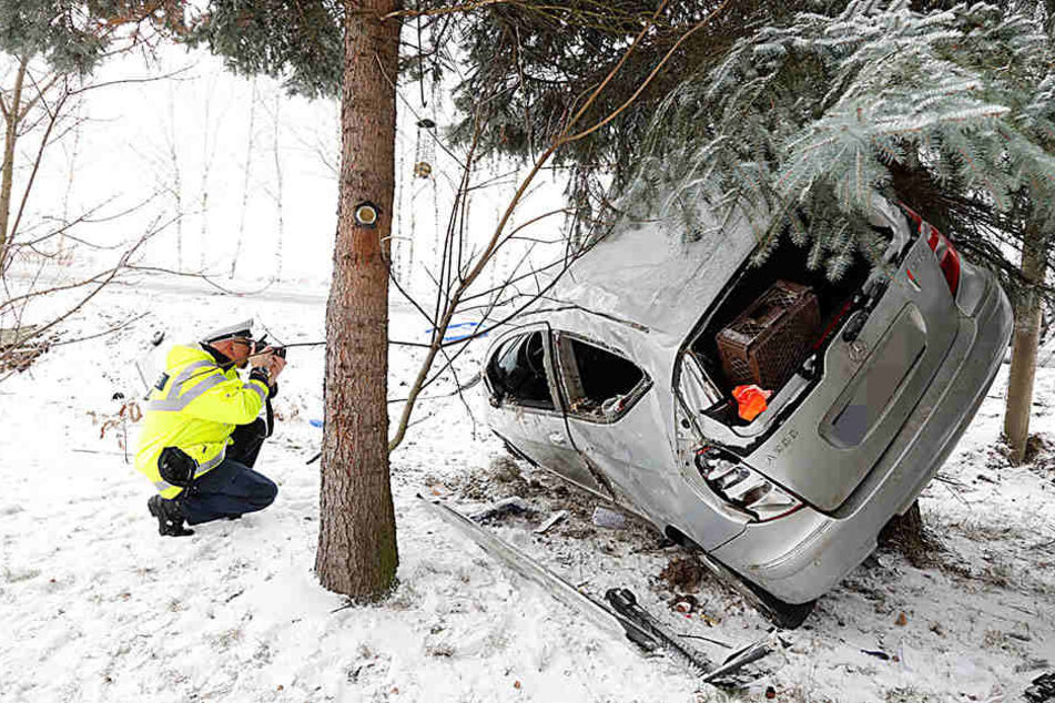 Der Fahrer des Mercedes wurde bei dem Überschlag schwer verletzt.
