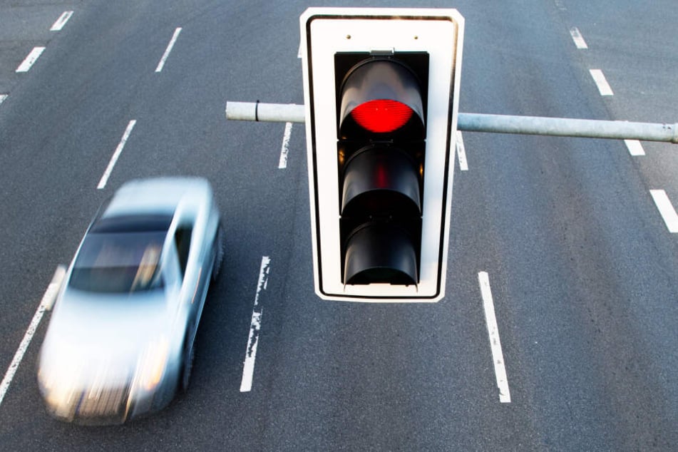 Trotz Vergehen gab es für einen Vater keine Anzeige beim Überfahren von roten Ampeln (Symbolbild).