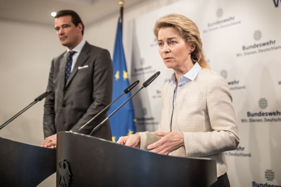 Ursula von der Leyen (CDU), Verteidigungsministerin, spricht neben Pieter Wasmuth, dem neuen Aufsichtsratsvorsitzenden der Elsflether Werft, bei einer Pressekonferenz.