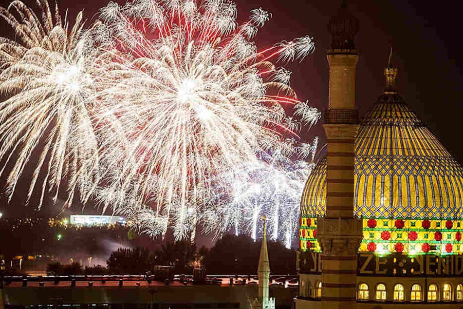 Prachtvoll: Das Feuerwerk der Pyro Games, davor die nächtlich erleuchtete
Yenidze.