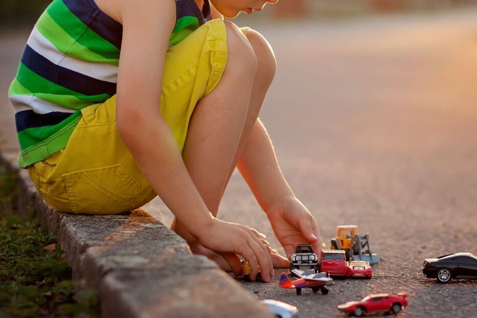 Der kleine Junge spielte grade auf der Straße, als er von dem Anhänger erfasst wurde. (Symbolbild)