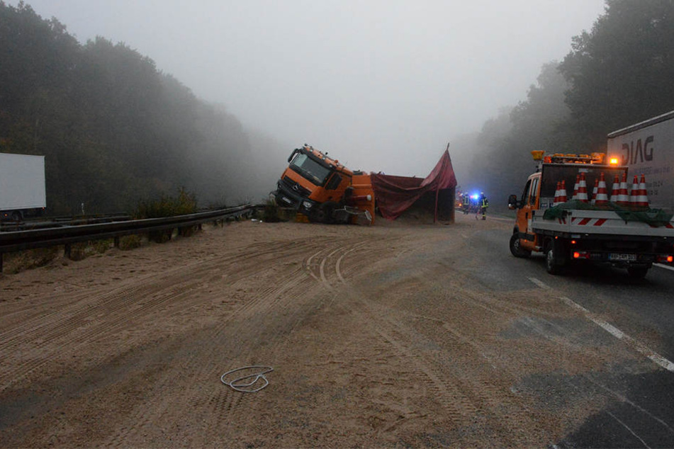 Ein Lkw mit Sand beladen hat am Mittwochmorgen die ganze A2 blockiert.