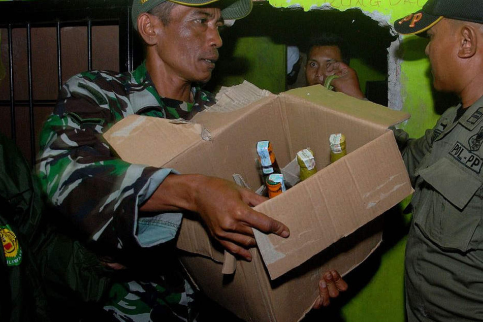 Weil sie selbstgebrannten Schnaps tranken, sind Dutzende Menschen in Indonesien vergiftet worden.