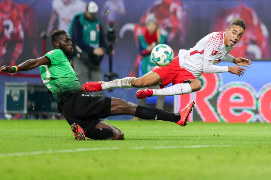 Hannovers Abwehrchef Salif Sané (l.) versucht Leipzigs Yussuf Poulsen zu stoppen. Mit absoluter Leidenschaft und Siegeswille müsse man auch am Samstag auftreten, fordert Trainer Hasenhüttl.