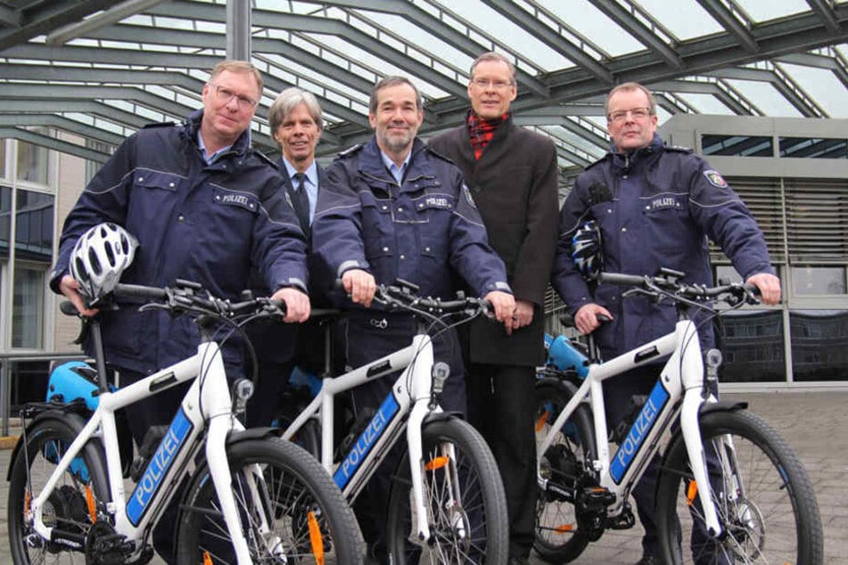 Reiner Hüttel (v.l.), Karsten Fehring, Peter Bathelt, Sven-Georg Adenauer und Uwe Eichhorn mit ihren neuen Dienstfahrzeugen.