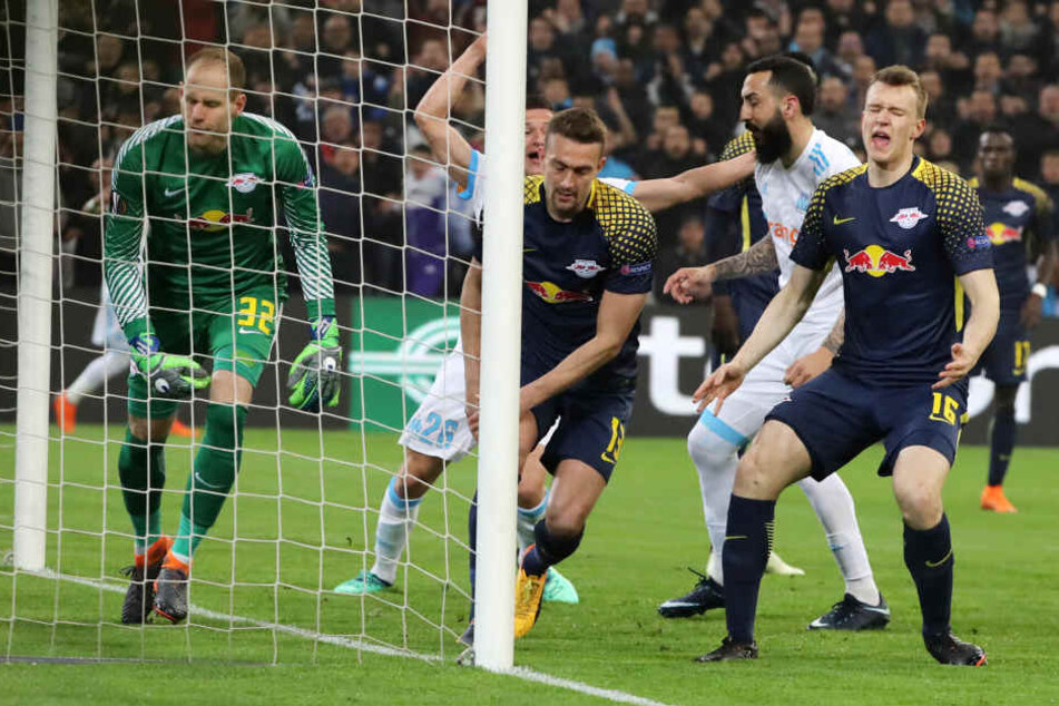 Peter Gulacsi (l.) kann nichts machen, Stefan Ilsanker (M.) ist der Eigentor-Pechvogel und Lukas Klostermann kann nicht hinschauen beim 1:1-Ausgleich von Marseille.