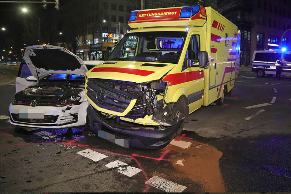 Der Golf und der Rettungswagen wurden bei dem Unfall an der Kreuzung Freiberger Straße/Ammonstraße erheblich beschädigt.