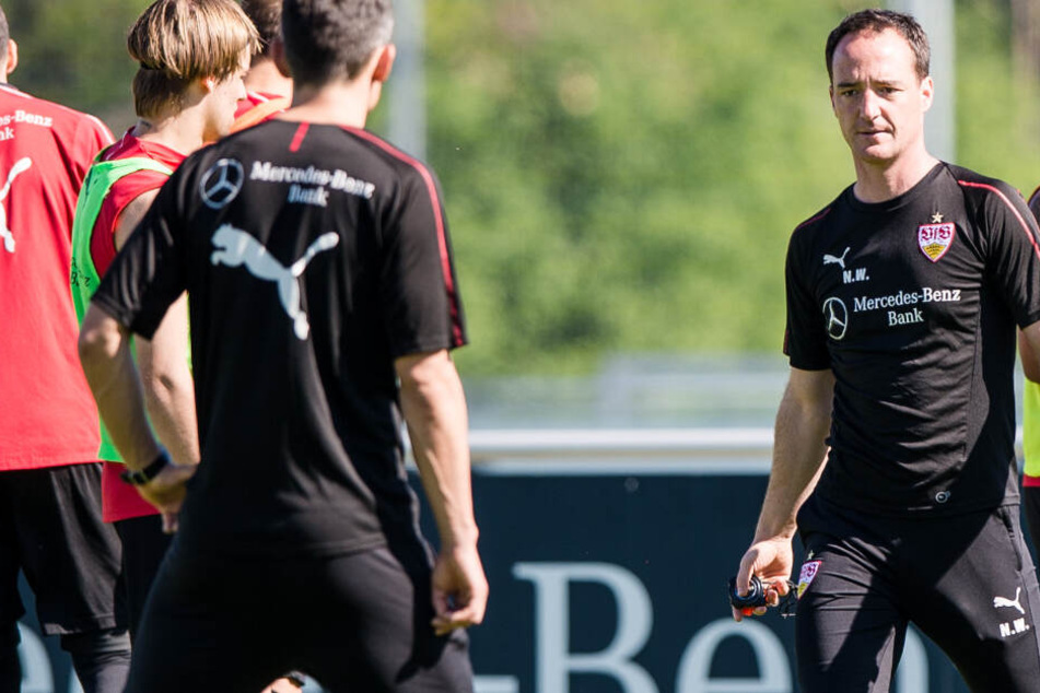 Bei seinem ersten Training als Interimscoach des VfB Stuttgart: Nico Willig.