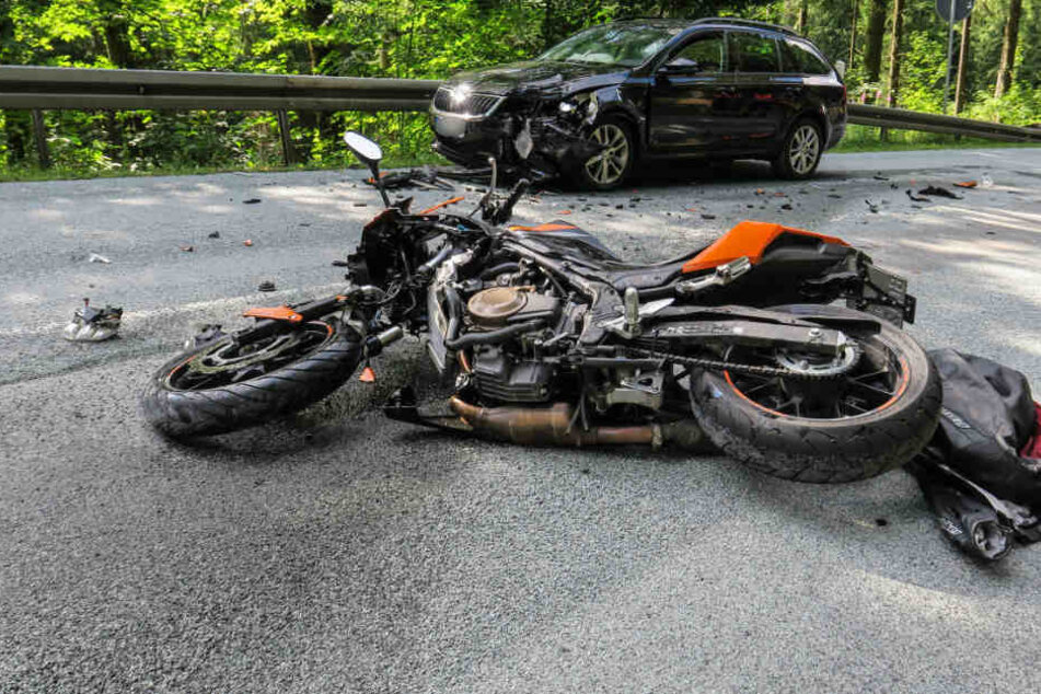 Der Biker kam offenbar in einer Kurve ins Rutschen und krachte gegen den Skoda.