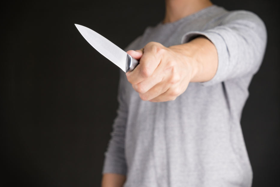 Der Tatverdächtige soll einen Mann mit einem Messer verletzt haben (Symbolbild).