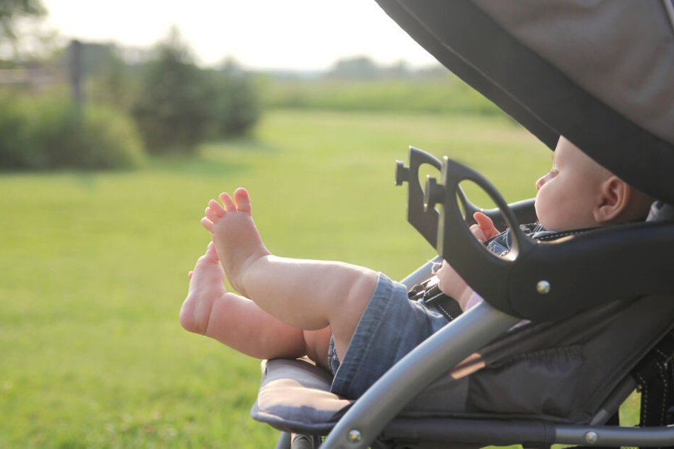 Auf Babys sollte bei Hitze ganz genau geachtet werden. Sonnencreme, Hut und Sonnenbrille sind sehr ratsam.
