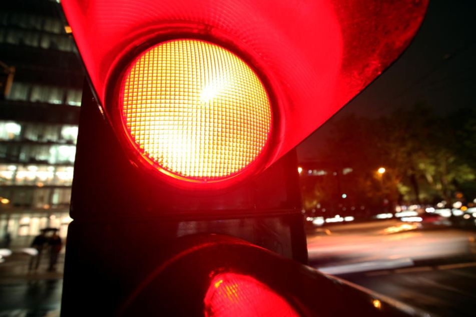 Laut Polizei war die 21-Jährige bei "Rot" über die Straße gelaufen. (Symbolbild)