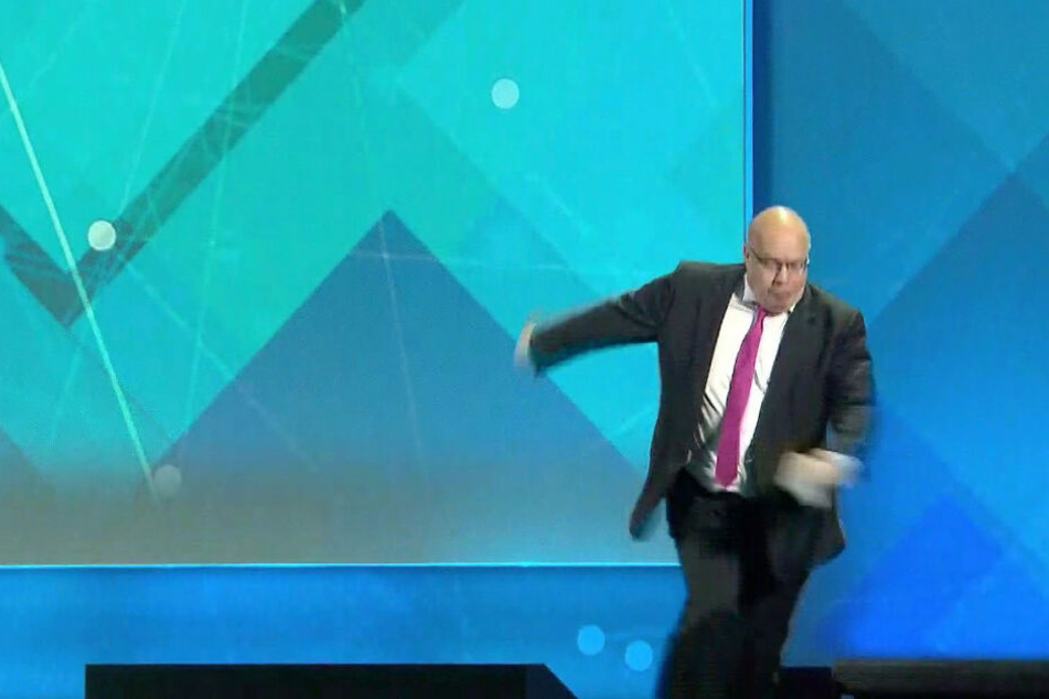 Der Moment des Sturzes. Peter Altmaier (61, CDU) kippt anschließend von der Bühne.
