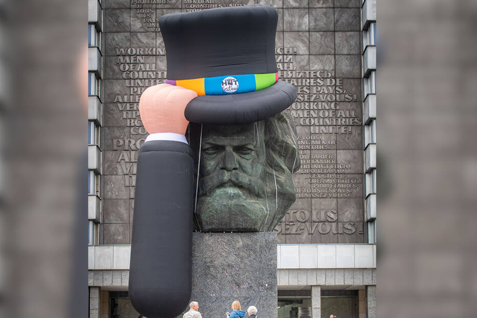 Gut behütet: Das Marx-Monument in der Brückenstraße warb wieder mit einem Riesen-Zylinder für das Fest.