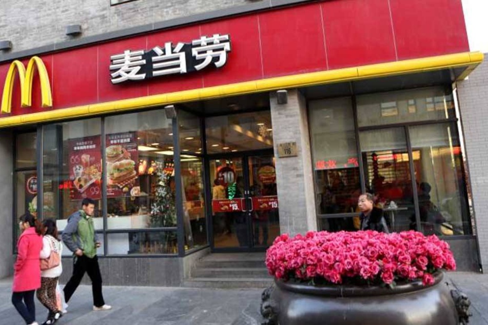 Zunehmend verunsichert von verpesteten regionalen Lebensmitteln, greifen immer mehr Asiaten zu Fast-Food aus Amerika.