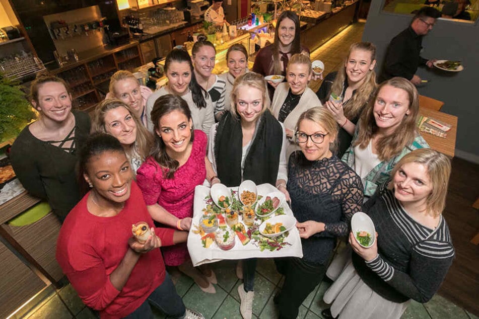 Die DSC-Volleyballerinnen probieren die neue „gesund“-Linie im Restaurant
„x-fresh“ aus.
