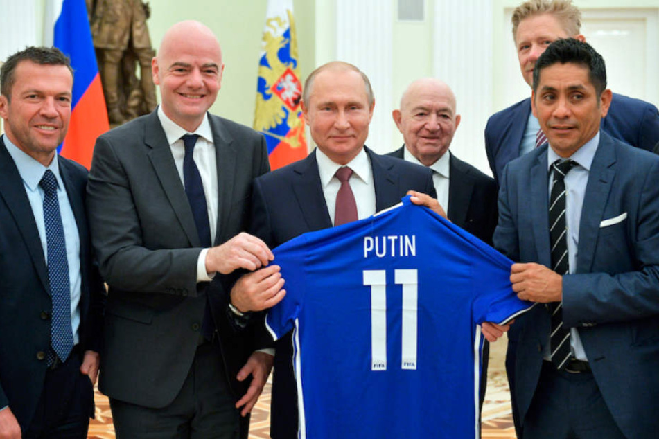 Nur FIFA-Boss Gianni Infantino (48) trennt Lothar Matthäus (57, li.) von Russlands Präsident Wladimir Putin (65).