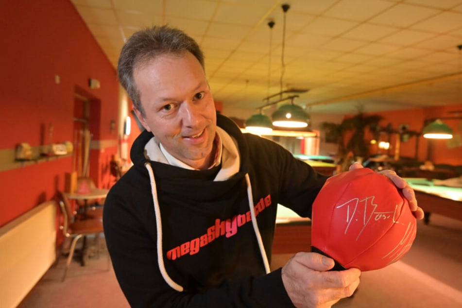 Stolz präsentiert Megaskybar-Inhaber Sven Meyer (44) einen von Dominic Bösel signierten Boxhandschuh.