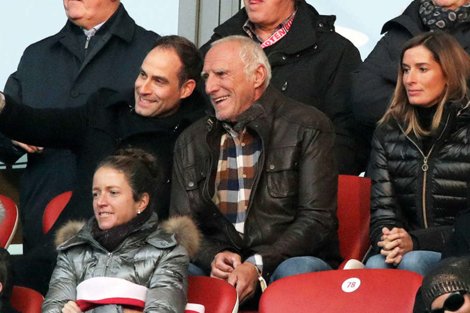 Da kommt Freude auf: Red-Bull-Chef Dietrich Mateschitz (Mitte) neben Vereinschef Oliver Mintzlaff.