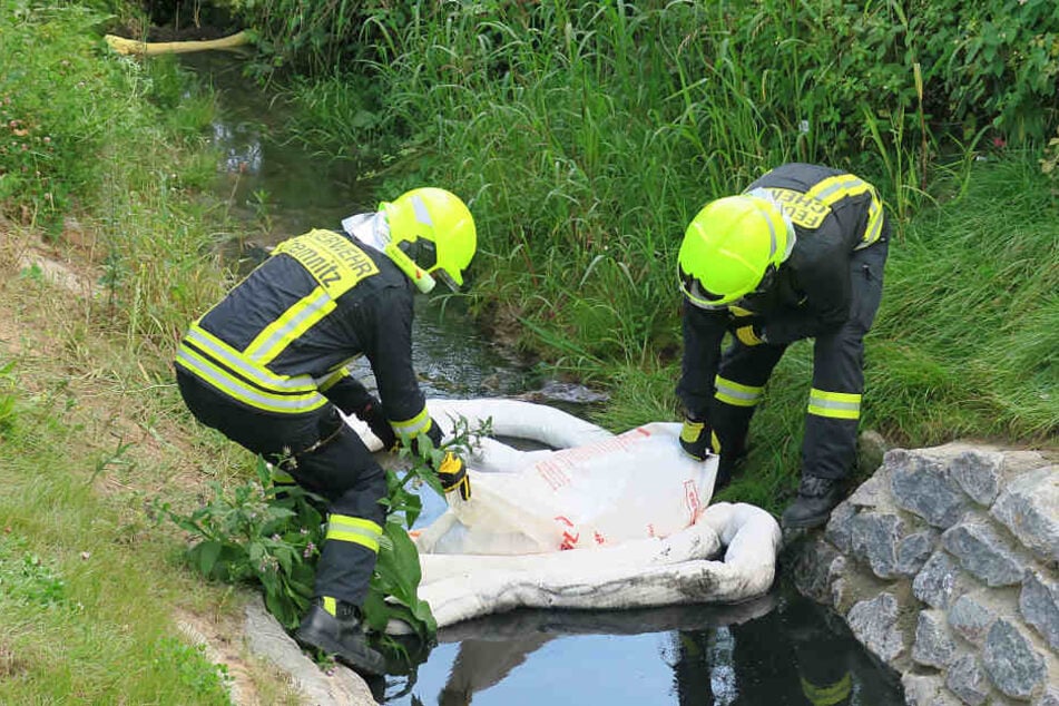 Kameraden der Feuerwehr errichteten eine Sperre im Kanal.