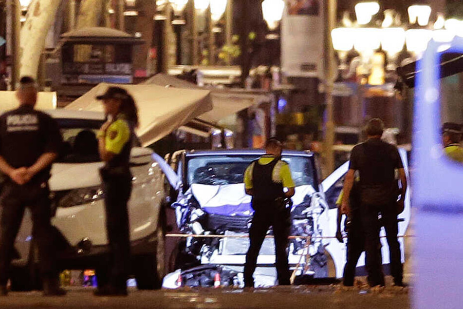 Polizeikräfte stehen vor dem weißen Lieferwagen, der am 17.08.2017 auf dem Las-Ramblas-Boulevard in Barcelona (Spanien) in eine Menschenmenge gerast war.