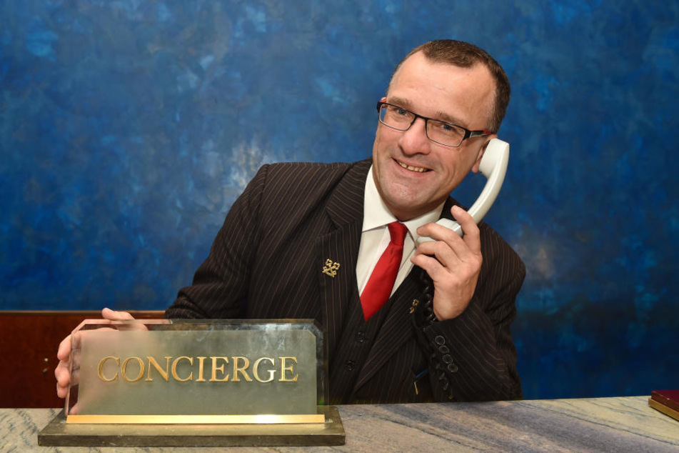 "Grandhotel Taschenberg, Sie wünschen...?" Chef-Concierge Roland Würzbach (49) mit seinem wichtigsten Handwerkszeug, dem Telefon.