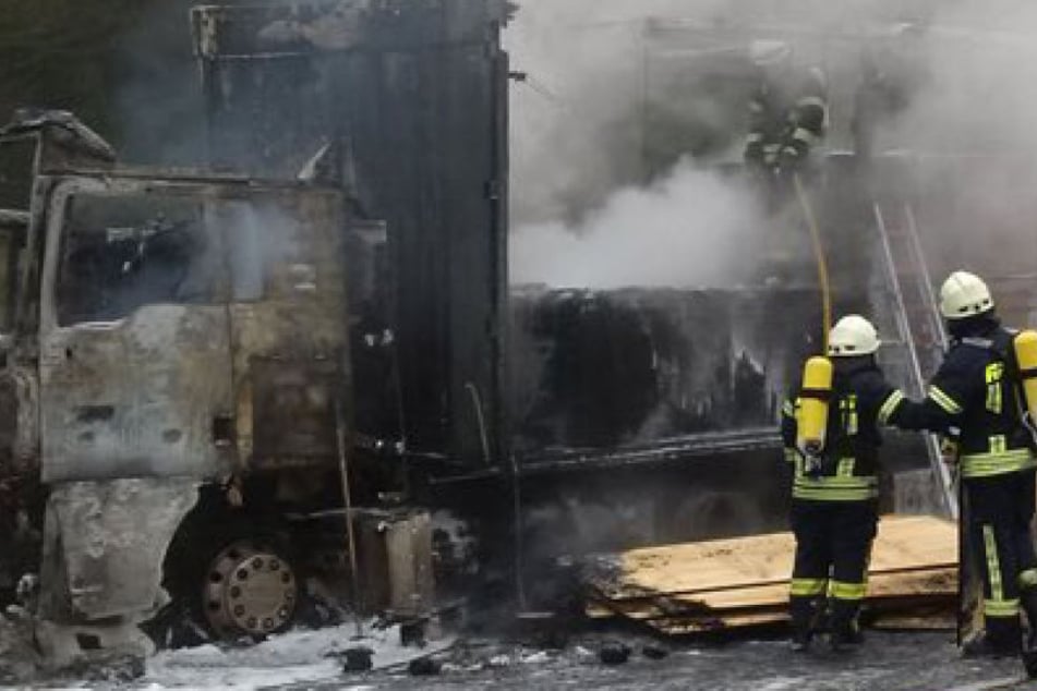 Zerstört von den Flammen: Der Sattelzug mit Sperrholz an Bord brannte komplett ab.