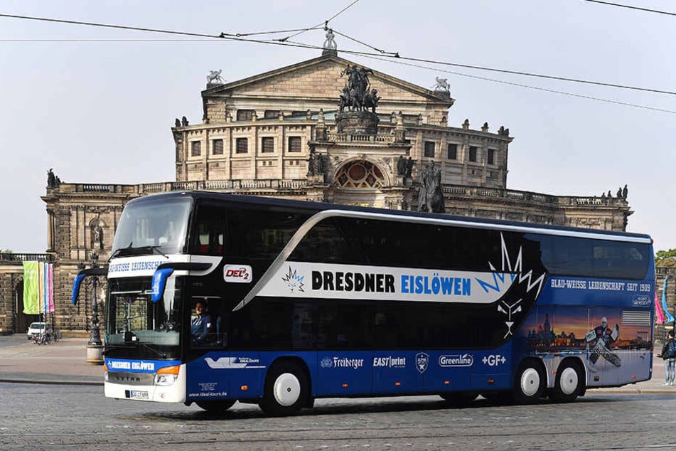 Ein echter Hingucker ist der nigelnagelneue Bus der Eislöwen. Wenn der Zweitligist jetzt
unterwegs ist, macht er Werbung für die Stadt.