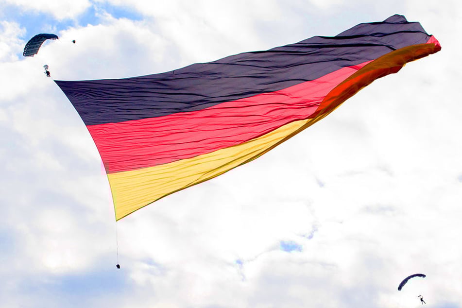 Diese Flagge ist 2698 Quadratmeter groß - so groß wie ein halbes Fußballfeld!