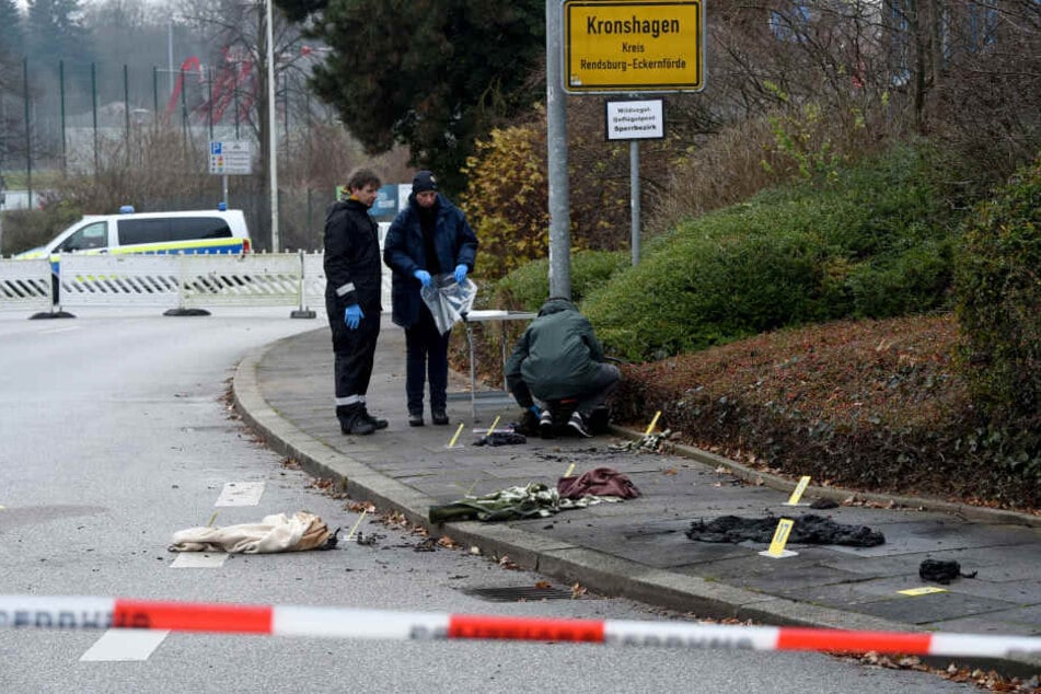Eine Frau ist auf einem Gehweg vor einer Klinik in Kronshagen bei Kiel angezündet worden.