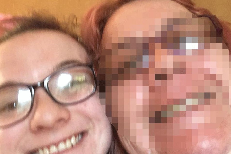 Rebecca Ryan auf einem Facebook-Selfie mit ihrer Mutter Lynne (†49).