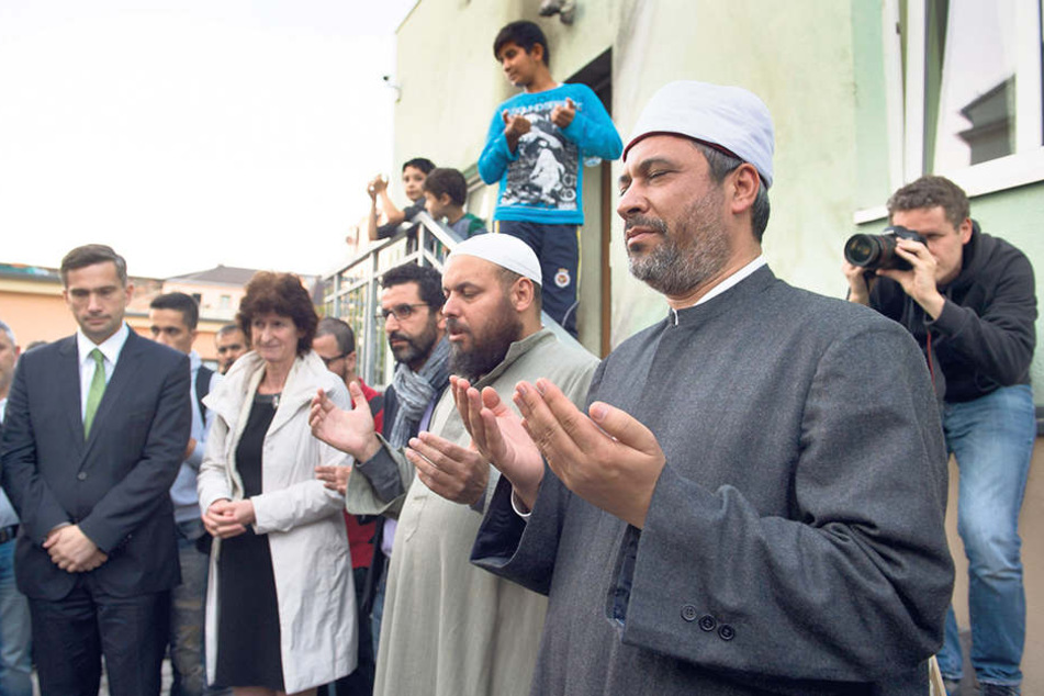Am Tag nach dem Anschlag beteten Muslime und Politiker gemeinsam auf einer Mahnwache vor der Moschee.
