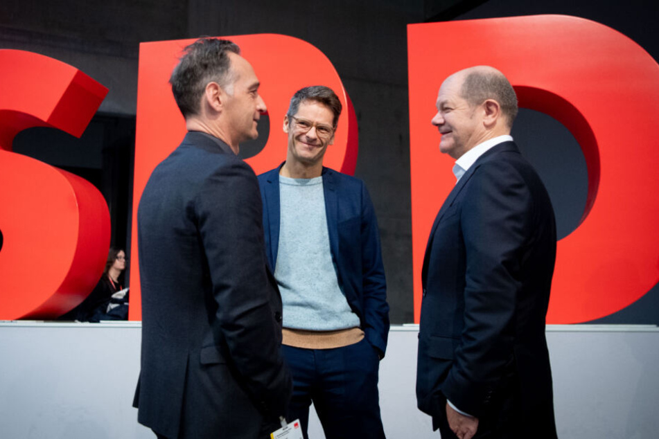 Heiko Maas steht beim SPD-Bundesparteitag nach dem ersten Wahlgang für weitere Mitglieder des Vorstands mit Stefan Rülke Olaf Scholz zusammen.