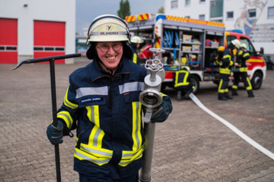 Wenn nicht gerade einen Beerdigung ansteht, springt Schwester Andrea bei Einsätzen sofort in ihr Feuerwehr-Outfit.