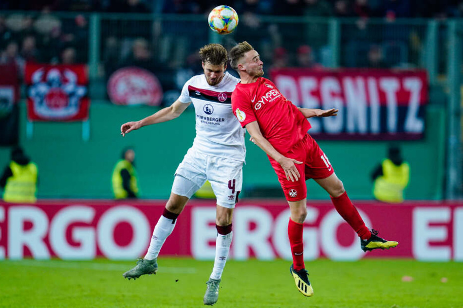 Nürnbergs Asger Sörensen (l.) und Kaiserslauterns Lucas Röser kämpfen um den Ball.
