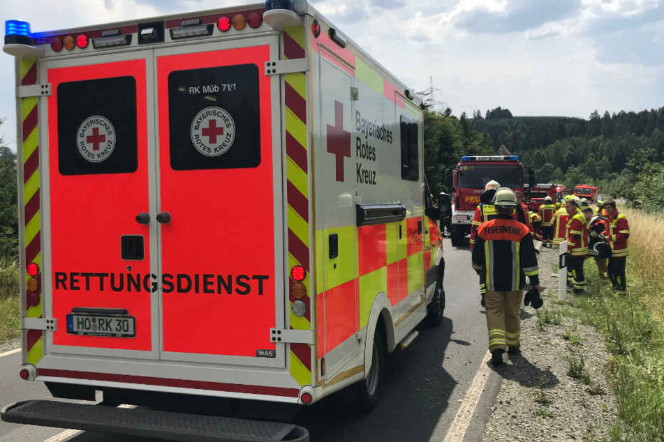 Die Rettungskräfte mussten zwei Männer nach dem Unfall versorgen.