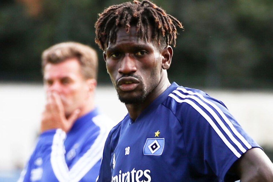 Bakery Jatta (r) und Trainer Dieter Hecking stehen beim Training auf dem Platz.